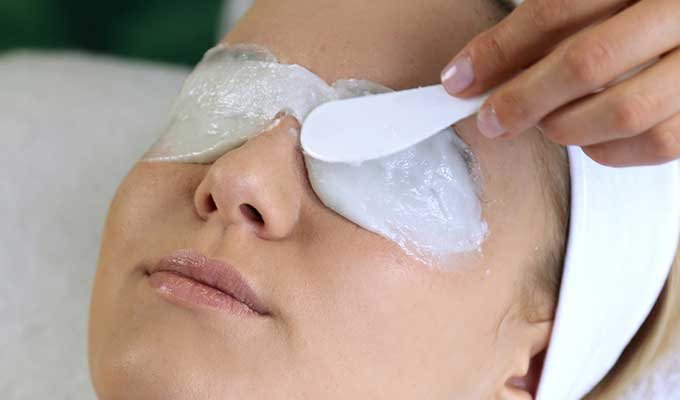Soothing eye gel mask treatment
